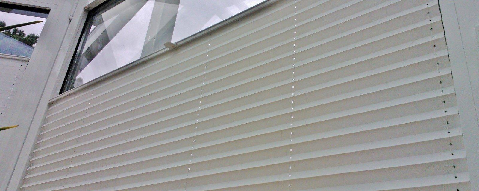 Innenraumbeschattung von Pemo | Beispiel 1: Beschichtetes Faltstore als flexibler Schutz gegen Hitze und aggressive Sonneneinstrahlung